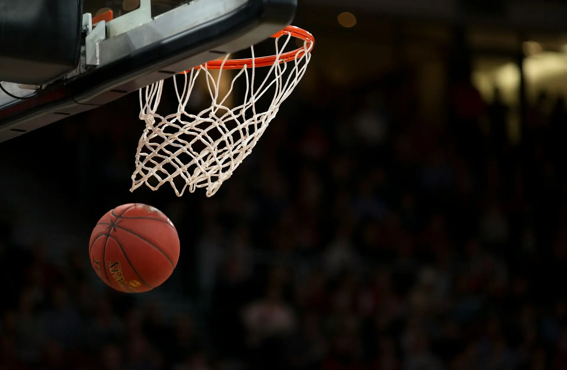 Balón bajo un aro de baloncesto
