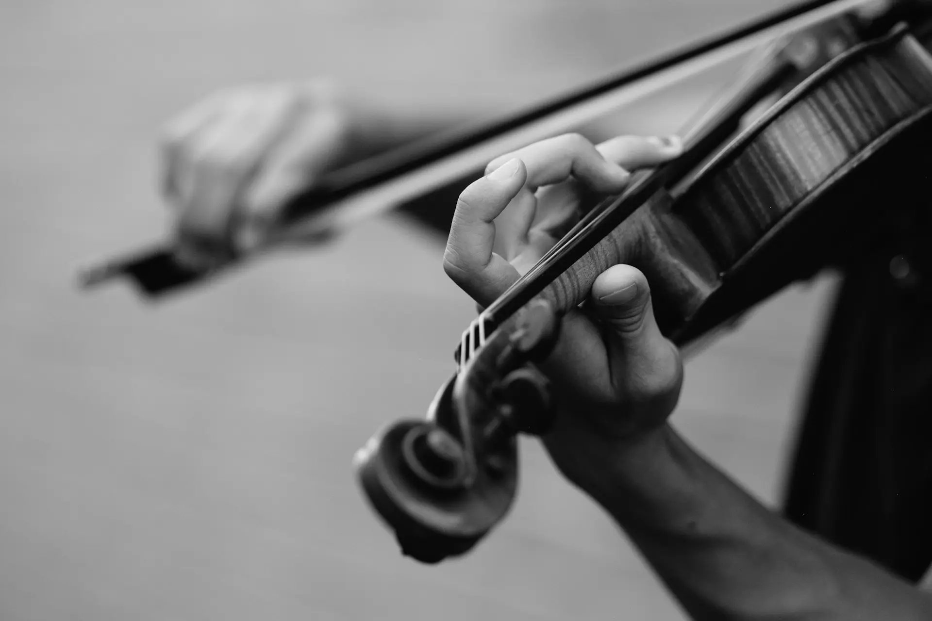Person playing the violin