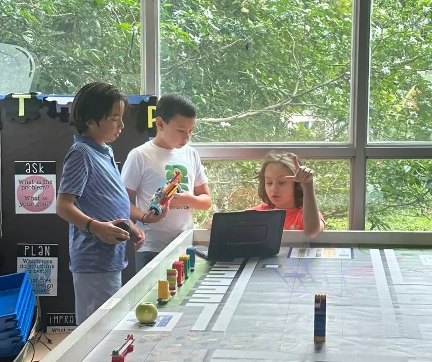 CADI-Schüler arbeiten an einem Robotikprojekt