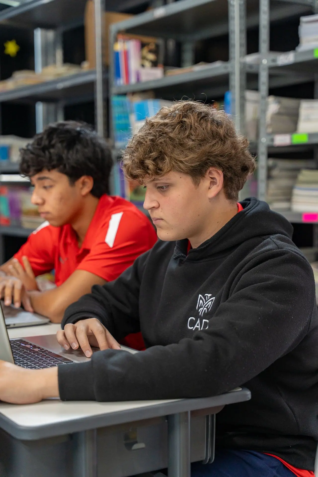CADI-Schüler arbeiten an Laptops