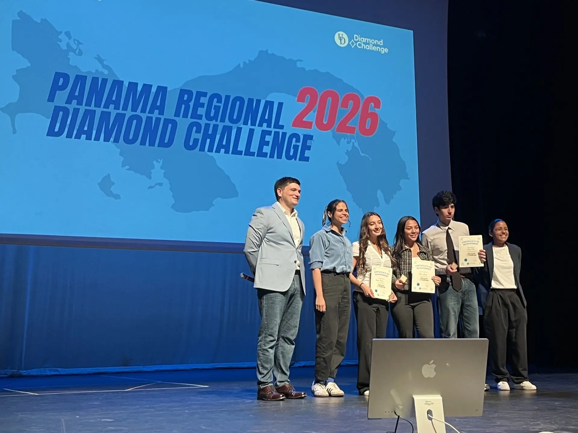 Das BecaLink-Team auf der Bühne der Panama Regional Diamond Challenge 2026