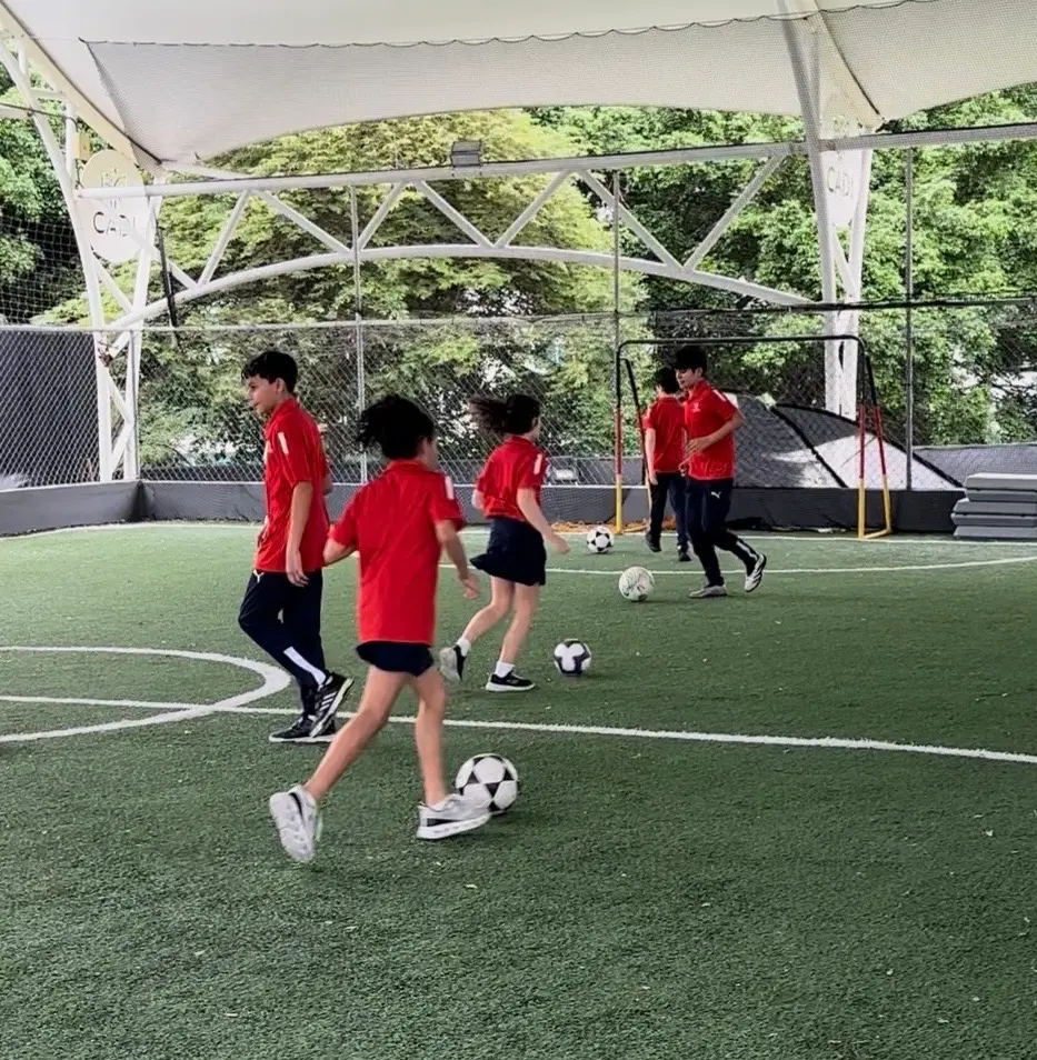 CADI-Schüler spielen Fußball auf dem Schulplatz